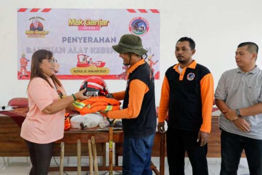 Mak Ganjar Jateng Bagikan Alat-Alat Kebencanaan ke Squad Relawan di Kudus