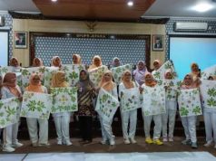 DWP DPUPR Ajari Anggota Membuat Batik Ecoprint