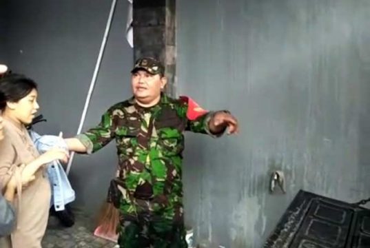 Saat Kota Semarang Dikepung Banjir Babinsa Tlogosari Kulon Bantu Ibu Melahirkan