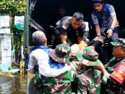 Ketinggian Banjir di Genuk Semarang Masih 80 Cm Babinsa Koramil 06 Evakuasi Lansia Sakit