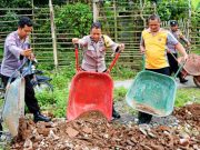 Kelanjutan Program Jumat Curhat, Anggota Polsek Muntilan Pindahkan Tanah Bongkaran