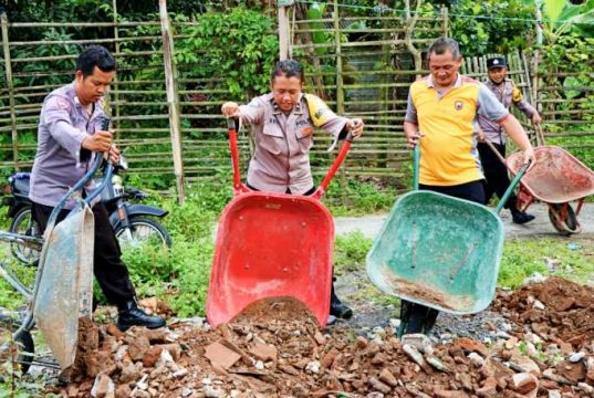 Kelanjutan Program Jumat Curhat, Anggota Polsek Muntilan Pindahkan Tanah Bongkaran
