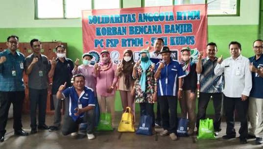 RTMM Bagikan Sembako untuk Buruh Rokok Kudus Korban Banjir