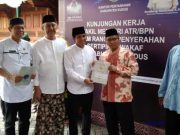 Raja Juli Antoni Serahkan Sertifikat Wakaf Tempat Ibadah di Kudus