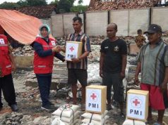 PMI Blora Berikan Bantuan Paket Sembako untuk Korban Kebakaran di Jepangrejo