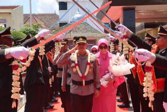 Sambut Kapolres Baru, Polres Tegal Kota Gelar Tradisi Pedang Pora