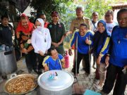Pemkot Semarang Intensif Upayakan Penanganan Banjir, Koordinasi dengan BBWS Plt Wali Kota Semarang, Hevearita Gunaryanti Rahayu, mendampingi Gubernur Jateng dan Kepala BNPB meninjau dapur umum di kantor Kecamatan Semarang Utara, Senin (2/1/2023). Foto: hp