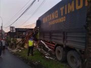 Truk Tronton Seruduk Rumah di Pantura Kudus-Pati