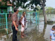 Banjir di Desa Perampelan Belum Surut, Pengungsi Masih Bertahan di Posko