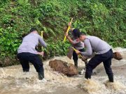 Polres Wonosobo Bantu Evakuasi Banjir Akibat Tanggul Sungai Jebol