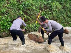 Polres Wonosobo Bantu Evakuasi Banjir Akibat Tanggul Sungai Jebol
