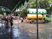 Pemkot Semarang Semprot Lumpur di Lingkungan dan Rumah Kawasan Bekas Banjir