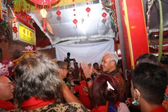 Ganjar Rayakan Imlek di Kelenteng Berusia 300 Tahun, Tien Kok Sie