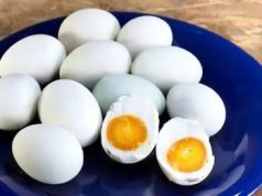 Begini Cara Membuat Telur Asin dengan Abu Gosok dan Batu Bata