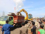 Sempat Diwarnai Ketegangan, Pemkab Jepara Berhasil Bongkar Bangunan Ilegal di Desa Tubanan