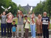 2 Keluarga Pengunjung Candi Borobudur Dapat Kejutan Pengunjung candi borobudur