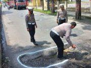 Jalan Berlubang di Purwodadi Ditandai Cat Putih untuk Cegah Kecelakaan