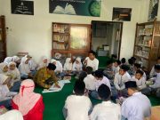 Hindari Kejenuhan Belajar di Kelas, Siswa MI Masalikil Huda “Out Learning” ke Perpustakaan Desa Tahunan