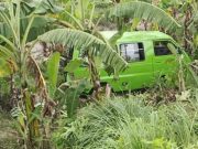 Mobil Angkutan Kota Nyungsep di Parit Penawangan Akibat Menghindari Tabrakan dengan Motor