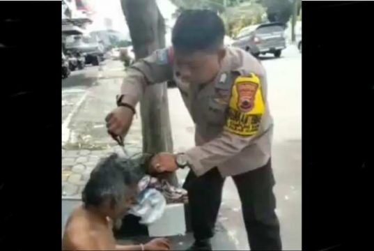 Bhabinkamtibmas Kampung Baru Mandikan dan Memangkas Rambut ODGJ