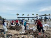 Gelombang Air Laut Pasang, Sampah Menumpuk di Pantai Tegalsambi