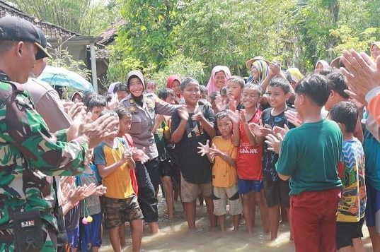 Anak Korban Banjir Belum Bisa Sekolah, Polres Grobogan Berikan Trauma Healing