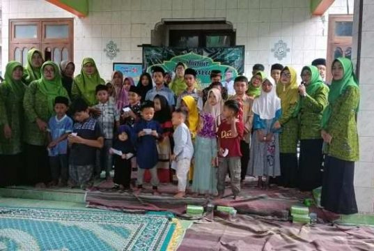 Muslimat NU Petekeyan Gelar Santunan Yatama: Semoga Anak-anak semakin Giat Belajar