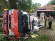 Truk Muat Bakso Beku Terguling di Bleduk Kuwu Truk boks mengangkut bakso beku yang terguling di Kradenan, Grobogan sebelum dievakuasi. Foto: Polsek Kradenan