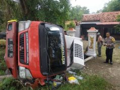 Truk Muat Bakso Beku Terguling di Bleduk Kuwu Truk boks mengangkut bakso beku yang terguling di Kradenan, Grobogan sebelum dievakuasi. Foto: Polsek Kradenan