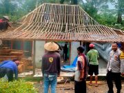 Program Bakso Urat Polres Wonogiri, Pugar Rumah Nenek Sebatang Kara