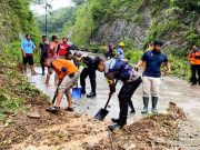 Ruas JLK Wonogiri Terhalang Pohon Tumbang dan Tertimbun Longsoran