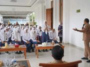 Ratusan Siswa SMP Negeri 2 Pacitan Ramai-ramai Mendatangi Kantor Bupati