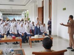 Ratusan Siswa SMP Negeri 2 Pacitan Ramai-ramai Mendatangi Kantor Bupati