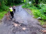 Ditutup, Jalan Antarkecamatan di Karangtengah Wonogiri Retak dan Ambles