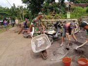 Gotong Royong Melebarkan Jalan di Puhpelem Wonogiri