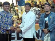 Tradisi Upacara Adat Sri Sedanan Pacitan, Membagikan Air Suci Tirta Nirmala
