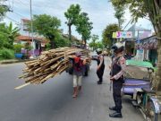 Polisi Kebumen Menolong Buruh Gerobak Bambu yang Kerepotan di Jalan
