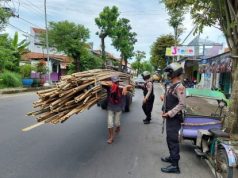 Polisi Kebumen Menolong Buruh Gerobak Bambu yang Kerepotan di Jalan