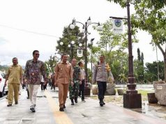 Trotoar Alun-alun Dipercantik dengan Batu Alam Khas Pacitan