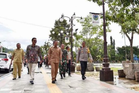 Trotoar Alun-alun Dipercantik dengan Batu Alam Khas Pacitan