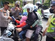 Kapolres Bagi Biskuit ke Warga yang Tertib Berlalu-lintas