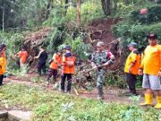 Di Wonogiri, Longsor Menutup Jalan Desa dan Meninggal Tertimpa Pohon