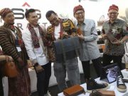 Produk Kulit Crown Leather Gresik UMKM Binaan SIG Jadi Primadona Bazar UMKM di Sarinah Jakarta