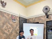 Present Participle itu Formulanya Simple! Mahasiswa KKN mengedukasi Karang Taruna Desa Banjaranyar