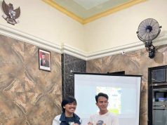 Present Participle itu Formulanya Simple! Mahasiswa KKN mengedukasi Karang Taruna Desa Banjaranyar