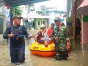 Prajurit Diponegoro Sigap Evakuasi Warga Akibat Banjir Terjang Solo,