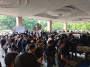 Tuntut MWA Cabut Somasi Ratusan Mahasiswa FKOR UNS Gelar Unjuk Rasa di Rektorat