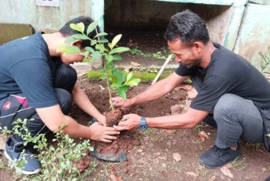 Mahasiswa KKN USM dan Warga Kelurahan Pedurungan Kidul Lakukan Urban Farming