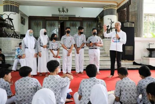 Siswa SMP 1 Surakarta Belajar Pancasila Bareng Ganjar di Puri Gedeh