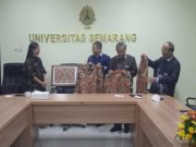Rektor USM Terima Desain Batik untuk Uniform Dosen dan Mahasiswa Pariwisata
